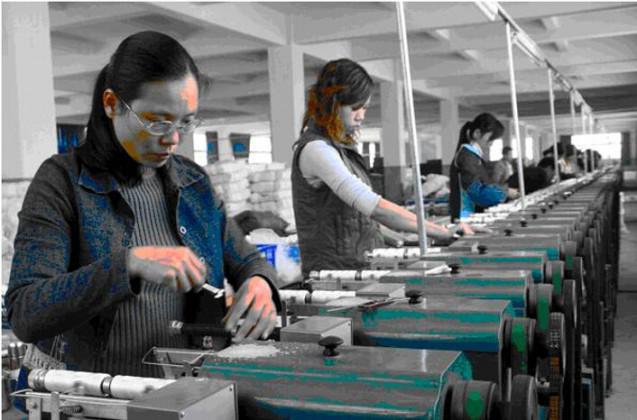 Γραμμή παραγωγής καλαμιών σε εργοστάσιο της Κίνας
